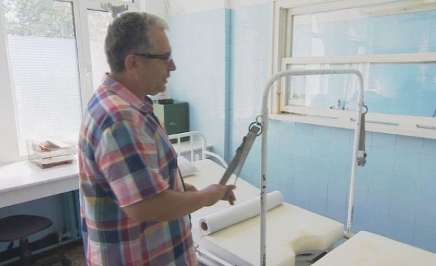 Анестезиологът д-р Цветан Петров показва в репортажа на бТВ 40-годишния стол, на който раждат жените.
