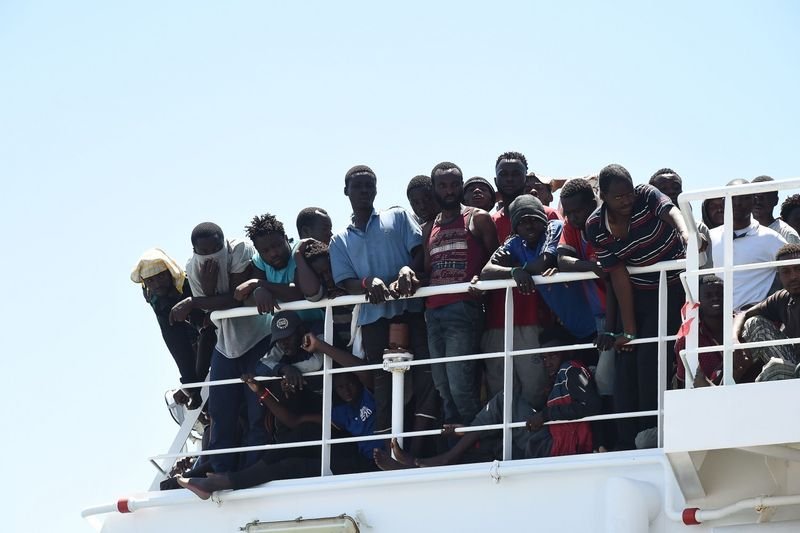 За първи път от години италиански кораб върна мигранти в Либия