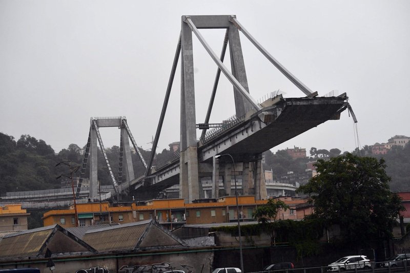 Апокалиптично: Десетки жертви на срутил се мост край Генуа