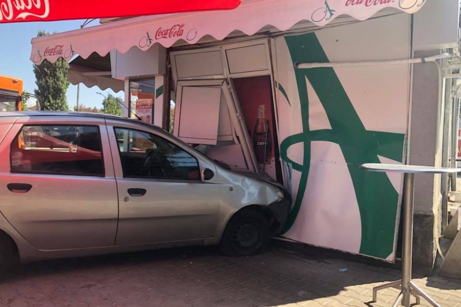 Кола се заби в заведение за бързо хранене след сблъсък с камион в София