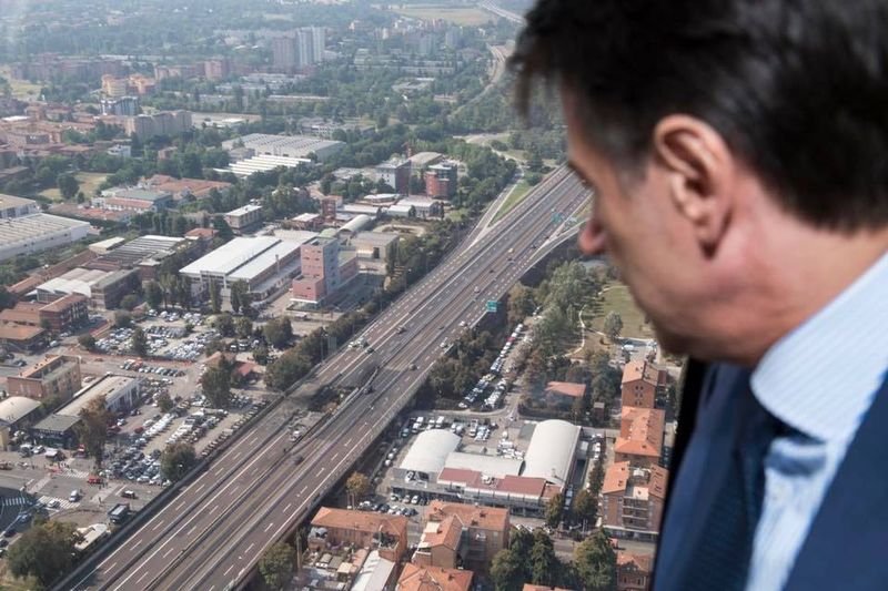 Италианският премиер Джузепе Конте наблюдава мястото на експлозията от прозореца на хеликоптер
