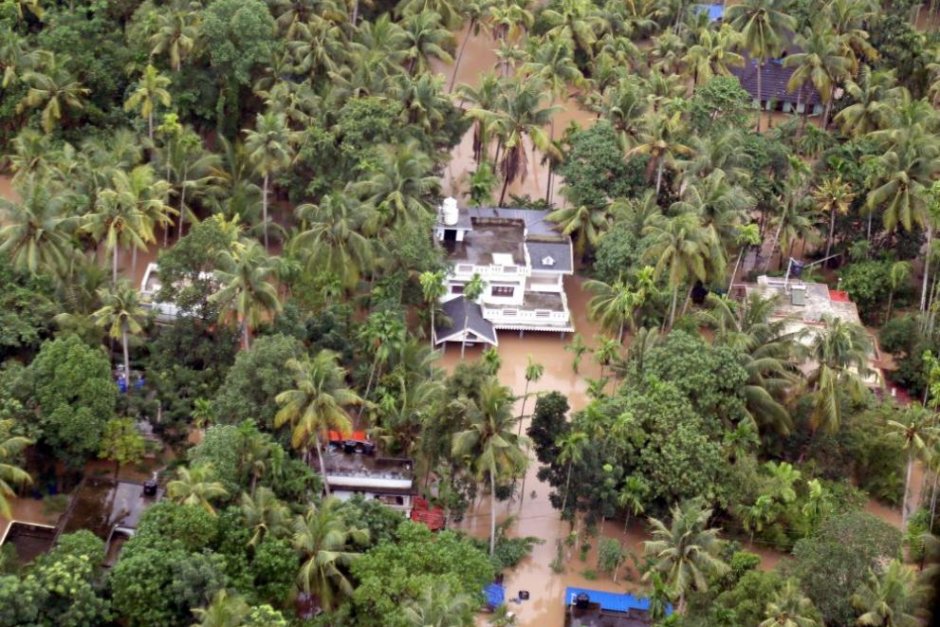 400 са жертвите на най-проливните от един век мусонни дъждове в индийския щат Керала
