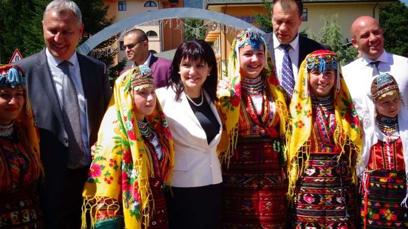 Караянчева приветства фолклорния събор "Пирин пее"