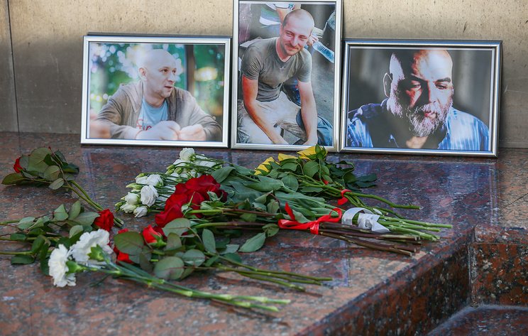 Пред дома на журналиста в Москва бяха положени цветя в памет на убитите Кирил Радченко, Александър Расторгуев и Орхан Джемал