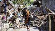 Хиляди евакуирани сред труса в Индонезия взел близо 100 жертви