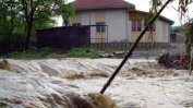 Множество наводнени домове и една жертва след поройните дъждове в Румъния