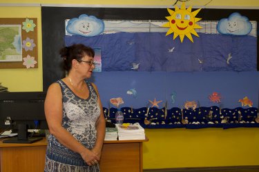 Учителката Елена Колева чака първокласниците си с морска дъска
