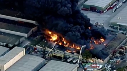 Голям пожар гори в химически завод в Мелбърн