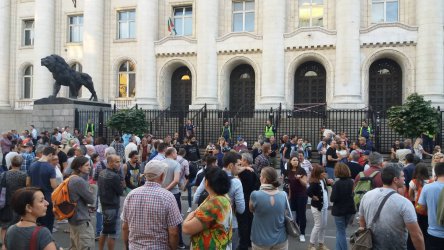 Граждани излязоха в София да подкрепят арестуваните разследващи журналисти
