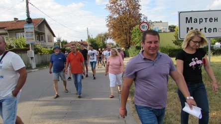 Сред протестиращите мартенчани бяха кметът Димо Тонев и областнита управител на Русе Галин Григоров, сн. Русе Инфо