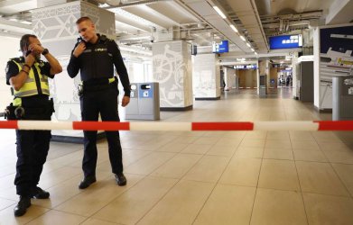 Двама ранени при нападение с нож на гарата в Амстердам