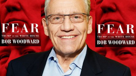 Боб Удуърд на фона на новата си книга