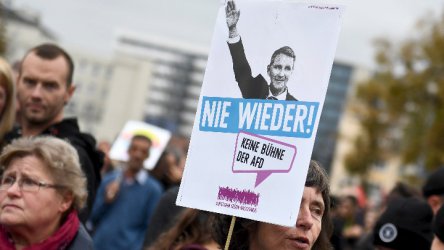 "Никога повече" пише на плаката на протестираща срещу расизма и ксенофобията в Кемниц с образа на един от водещите политици на "Алтернатива за Германия", Бьорн Хьоке.