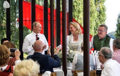 На частната си сватбена визита в Австрия Путин поговорил и по работа
