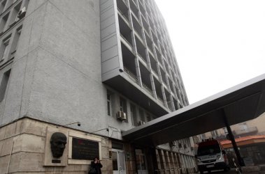 Лекарите в “Пирогов“ са напът да спасят паднала от седмия етаж своя колежка