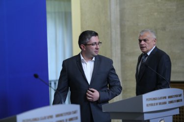 Регионалният министър Николай Нанков и вътрешният министър Валентин Радев обявиха оставките си. Третият отстранен от Борисов е транспортния министър Ивайло Московски, който е в отпуск и не дойде на пресконференцията в МС. Снимка: БГНЕС