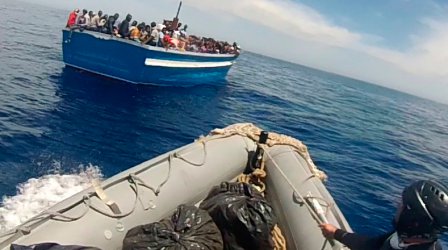 Спасиха над 600 мигранти в Средиземно море