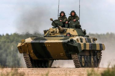 Русия демонстрира военната си мощ с гигантски маневри