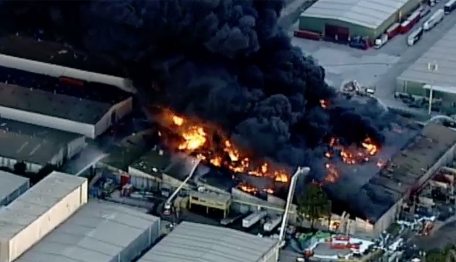 Голям пожар гори в химически завод в Мелбърн