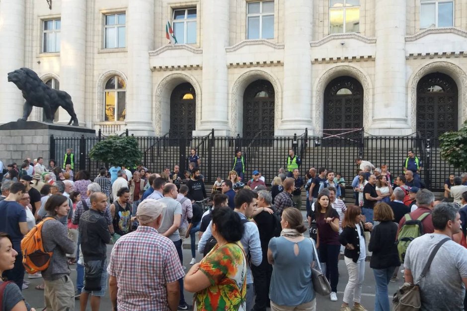 Граждани излязоха в София да подкрепят арестуваните разследващи журналисти