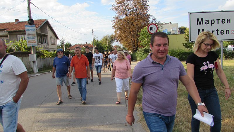 Сред протестиращите мартенчани бяха кметът Димо Тонев и областнита управител на Русе Галин Григоров, сн. Русе Инфо