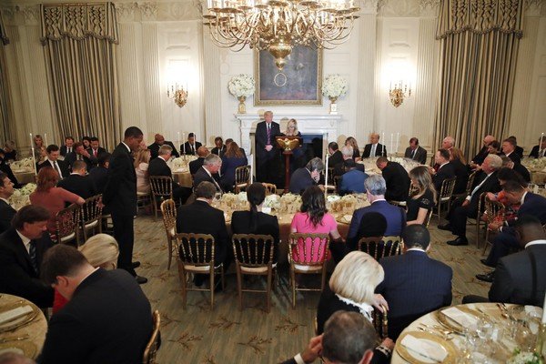 Доналд Тръмп говори по време на вечерята в Белия дом