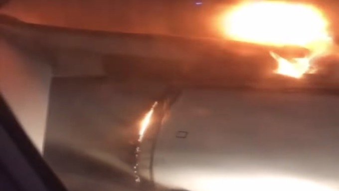 Руски пътнически самолет кацна аварийно с горящ двигател