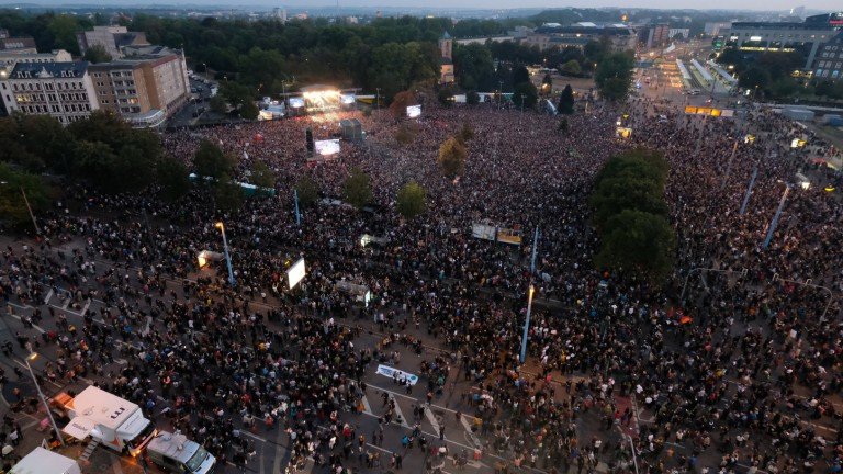 Най-малко 65 000 души се обявиха срещу расизма на концерт в Кемниц