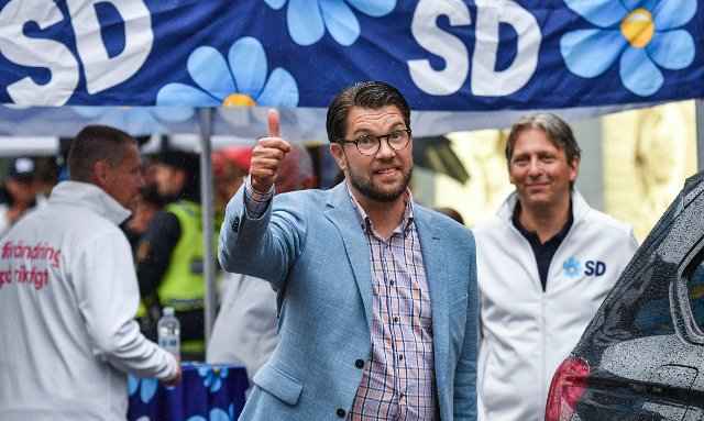 Джими Окесон, лидер на Шведски демократи (в средата)