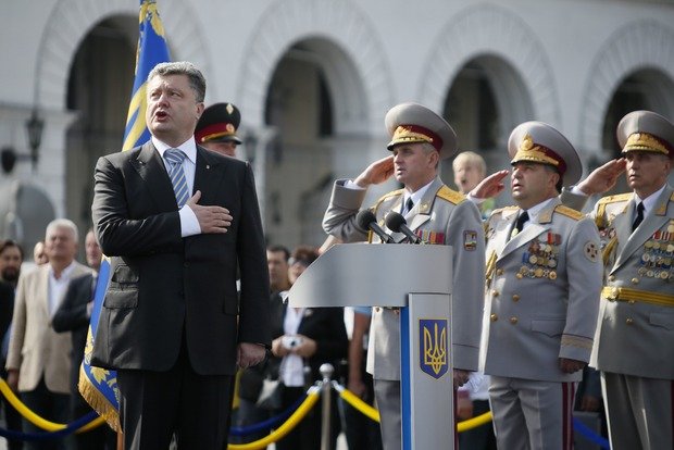 Президентът Порошенко по време на парада в Киев в петък