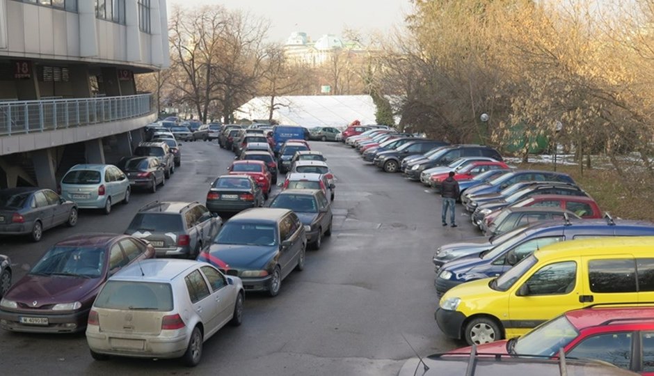 Паркирането пред стадион "Васил Левски” вече е платено