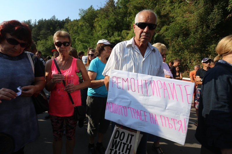 Жители на Своге протестираха на 29 август на мястото на фаталната катастрофа заради лошото състояние на пътя. Сн. БГНЕС