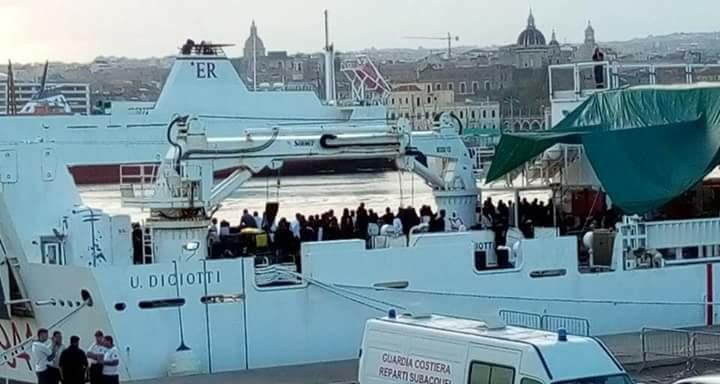 Непълнолетните от кораба "Дичоти" получиха разрешение да слязат на италианския бряг