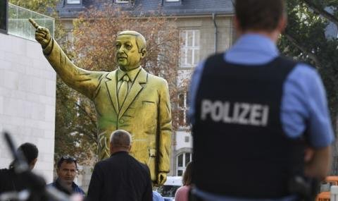 Четириметрова златна статуя на Ердоган шокира жители на Висбаден