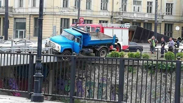 Камион надвисна над тунела на Лъвов мост в София