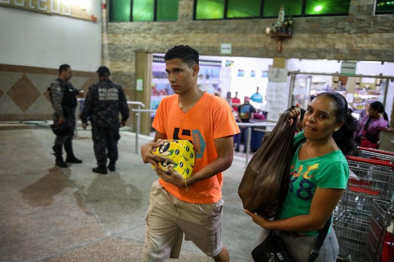 Хората във Венецуела се презапасяват с храни, сн. ЕПА/БГНЕС
