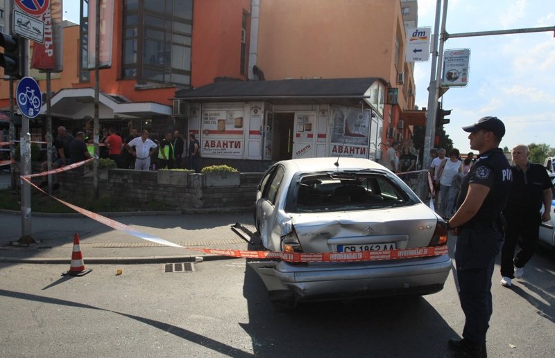 Автомобил се блъсна в търговски център в столицата