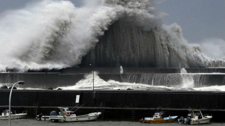 Най-мощният от 25 години насам тайфун в Япония вече взе 6 жертви