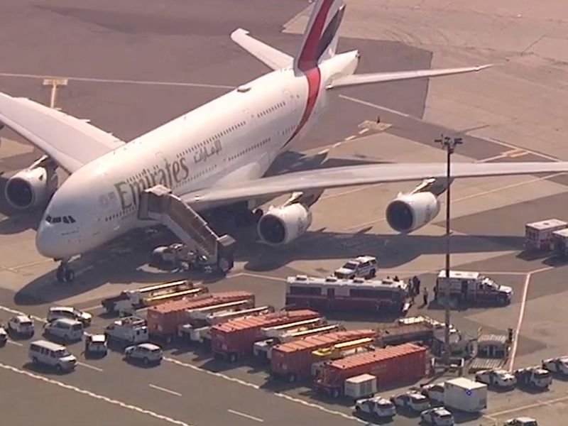 Самолет от Дубай е под карантина на летище в Ню Йорк заради болни пътници
