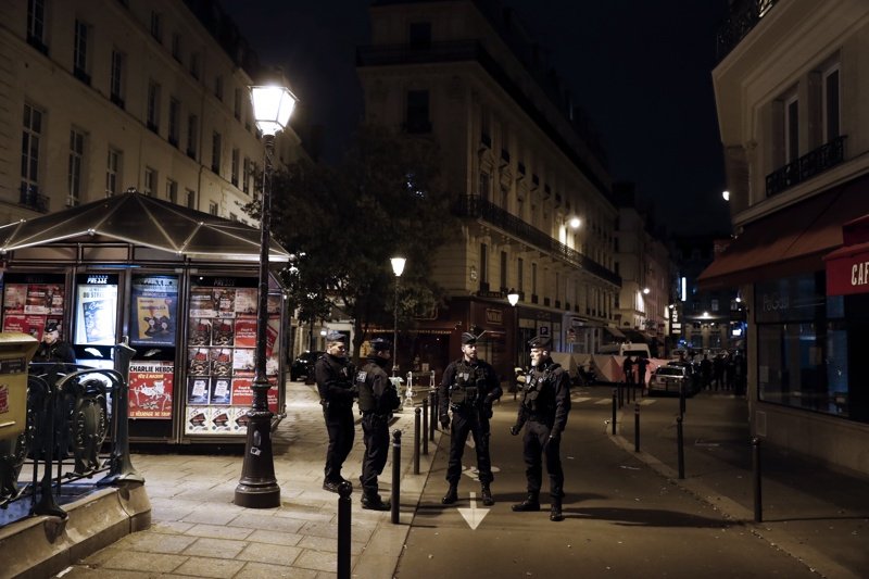 При нападение с нож в  Париж са ранени седем души