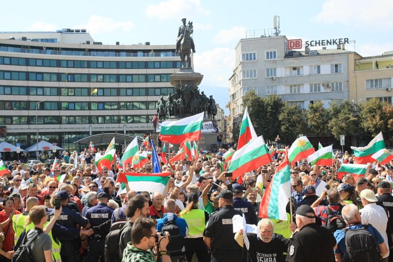 Десетки българи от чужбина и от страната протестарт пред парламента. Сн. БГНЕС