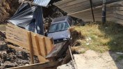 Кола падна в наводнен строителен изкоп в София