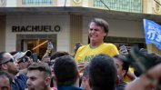Крайнодесният фаворит за президент на Бразилия бе намушкан с нож