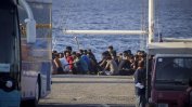 Ветроходен съд с около 80 нелегални мигранти е задържан от гръцките власти