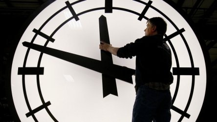 Близо половината българи предпочитат за постоянно зимното часово време