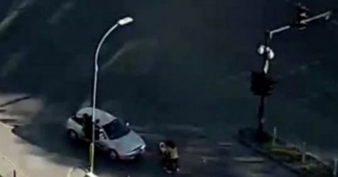 Майка с количка беше ударена от кола във Варна