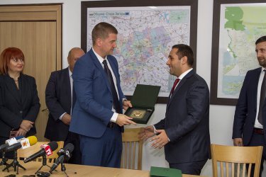 Министърът на икономиката Емил Караниколов получава благодарствен плакет от кмета на Стара Загора Живко Тодоров