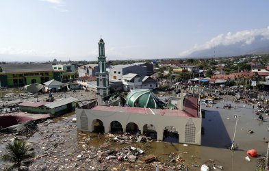 Жена е спасена от руините два дни след труса, взел 832 жертви в Индонезия