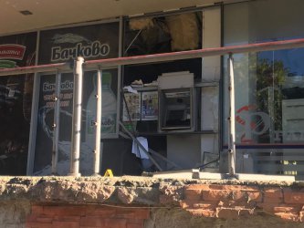 Взривеното устройство е до входа на магазин, сн. БГНЕС