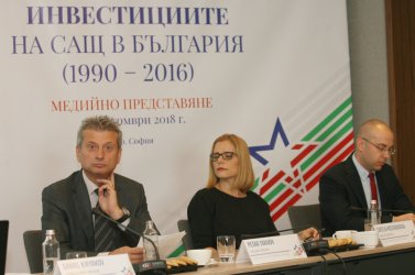Шефът на АмЧам Петър Т. Иванов, Светла Костадинова и Калоян Стайков от ИПИ представиха нова оценка на инвестициите на САЩ у нас, сн. БГНЕС
